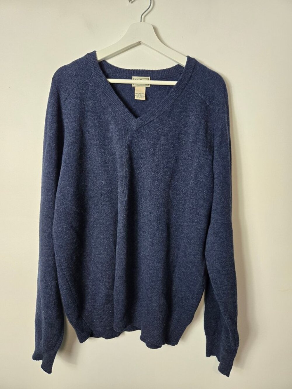 L.L. Bean Men's 100% Lambswool V-Neck Sweater Size M Blue Pullover